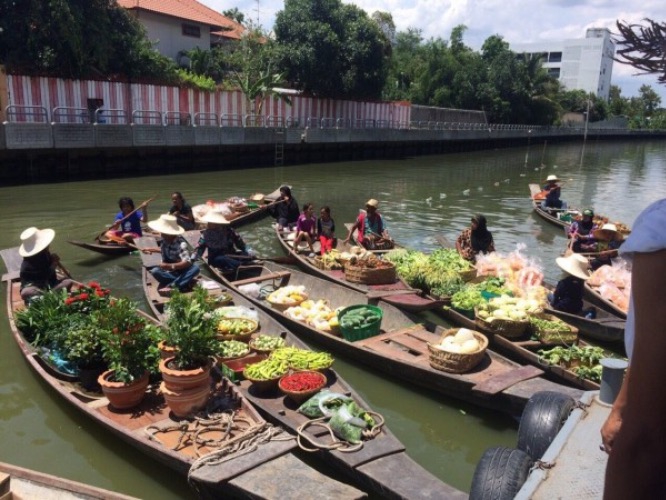 things to do in bangkok floating market vibe