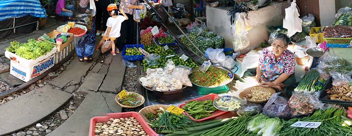 railway market, umbrella market, rom hub market, samut songkram