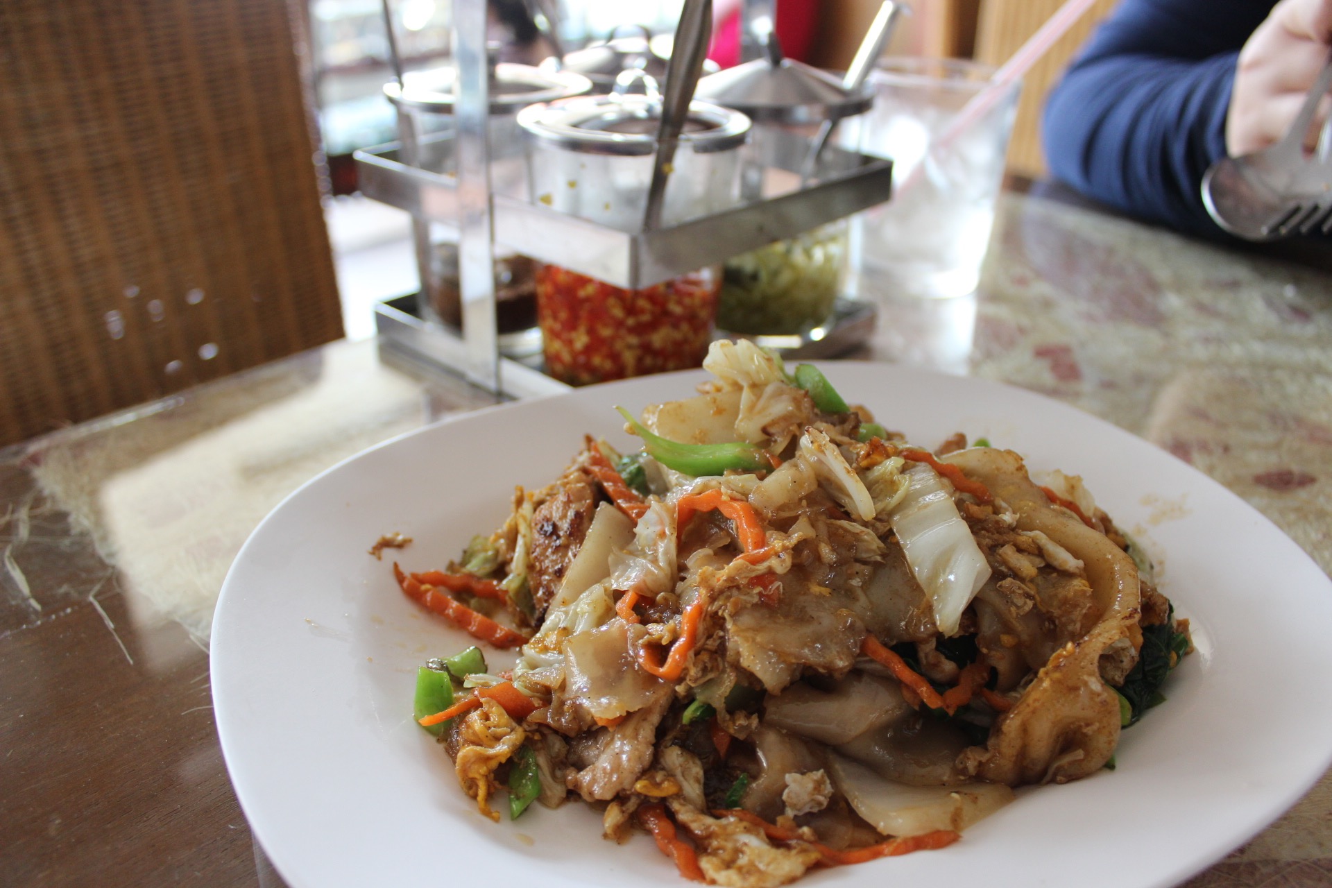 stir-fried noodles, noodle, thai noodle, bangkok