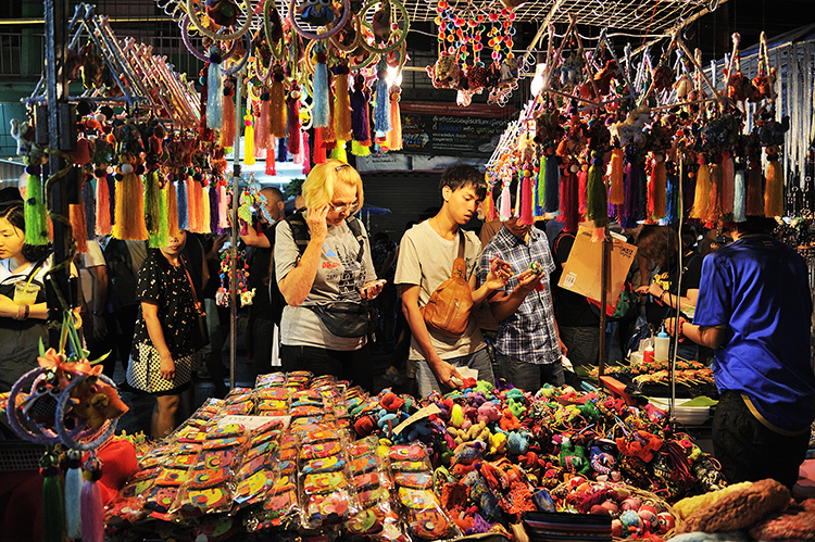 shopping in Thailand, chiang mai, tha pae, wlaking street
