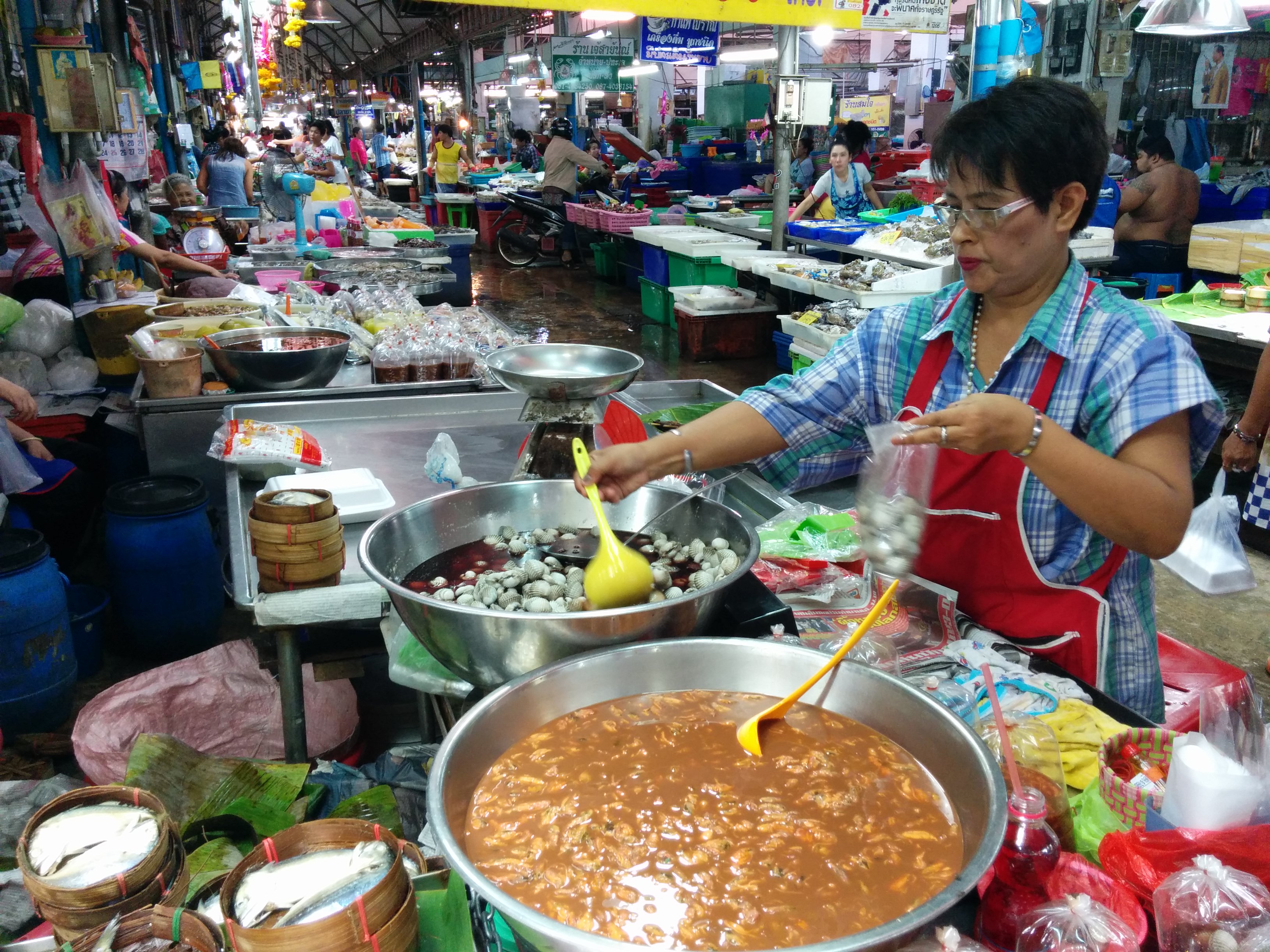 railway market, umbrella market, rom hub market, samut songkram