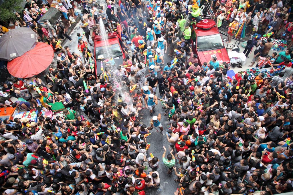 Crowded_songkran-1024x682.jpg